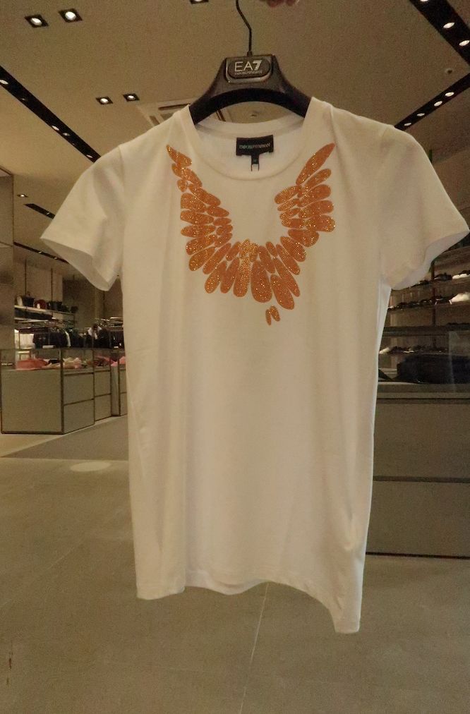 年轻姑娘霸占试衣间2小时，却只挑店里最丑的衣服试穿，还发朋友圈......