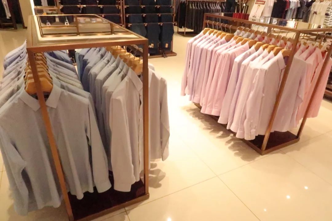 年轻姑娘霸占试衣间2小时，却只挑店里最丑的衣服试穿，还发朋友圈......