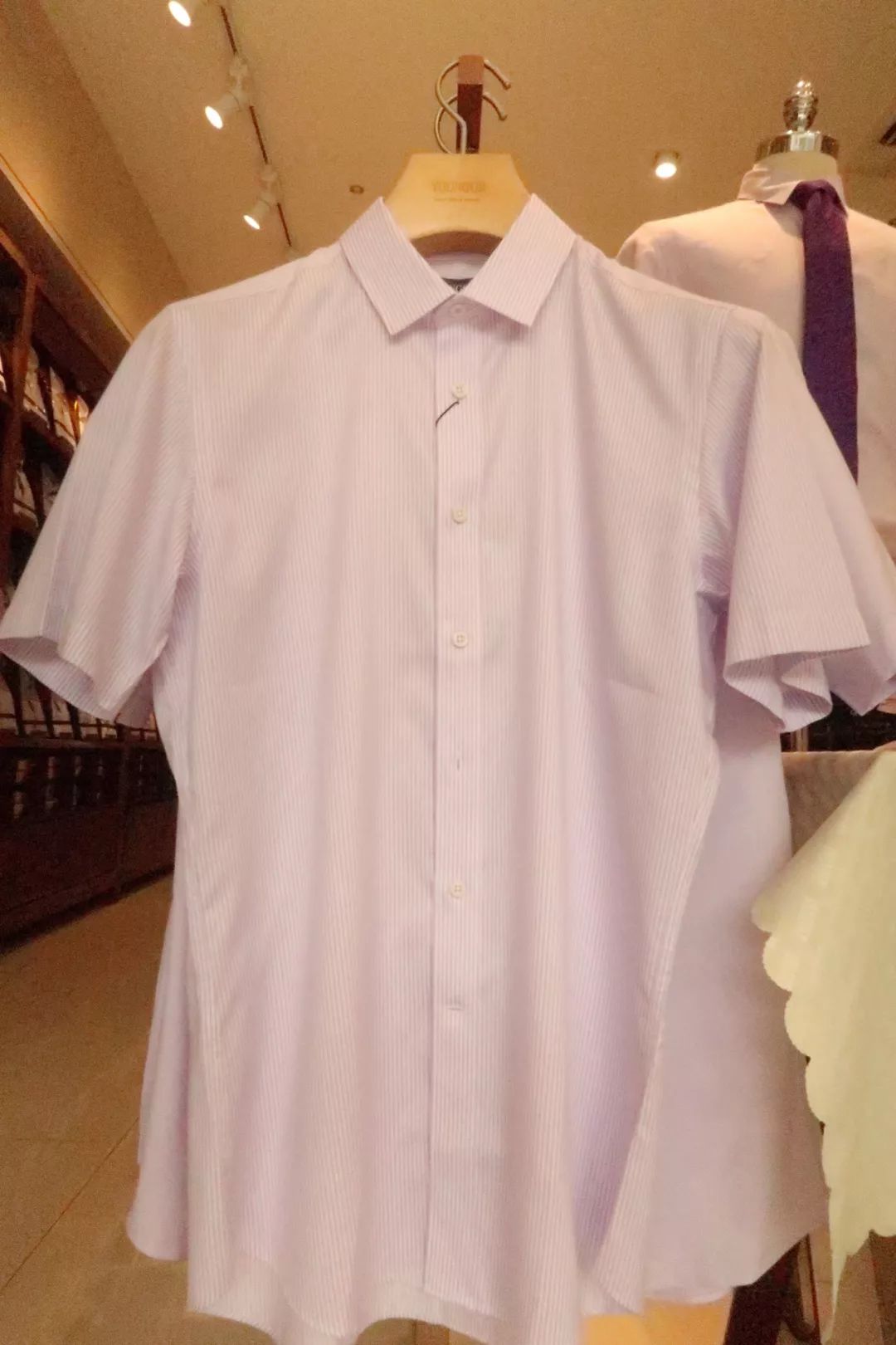 年轻姑娘霸占试衣间2小时，却只挑店里最丑的衣服试穿，还发朋友圈......