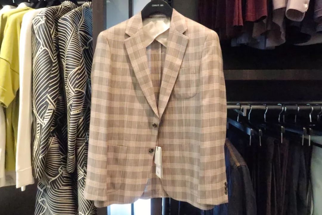 年轻姑娘霸占试衣间2小时，却只挑店里最丑的衣服试穿，还发朋友圈......