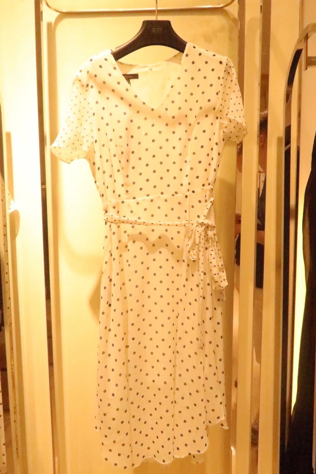 年轻姑娘霸占试衣间2小时，却只挑店里最丑的衣服试穿，还发朋友圈......