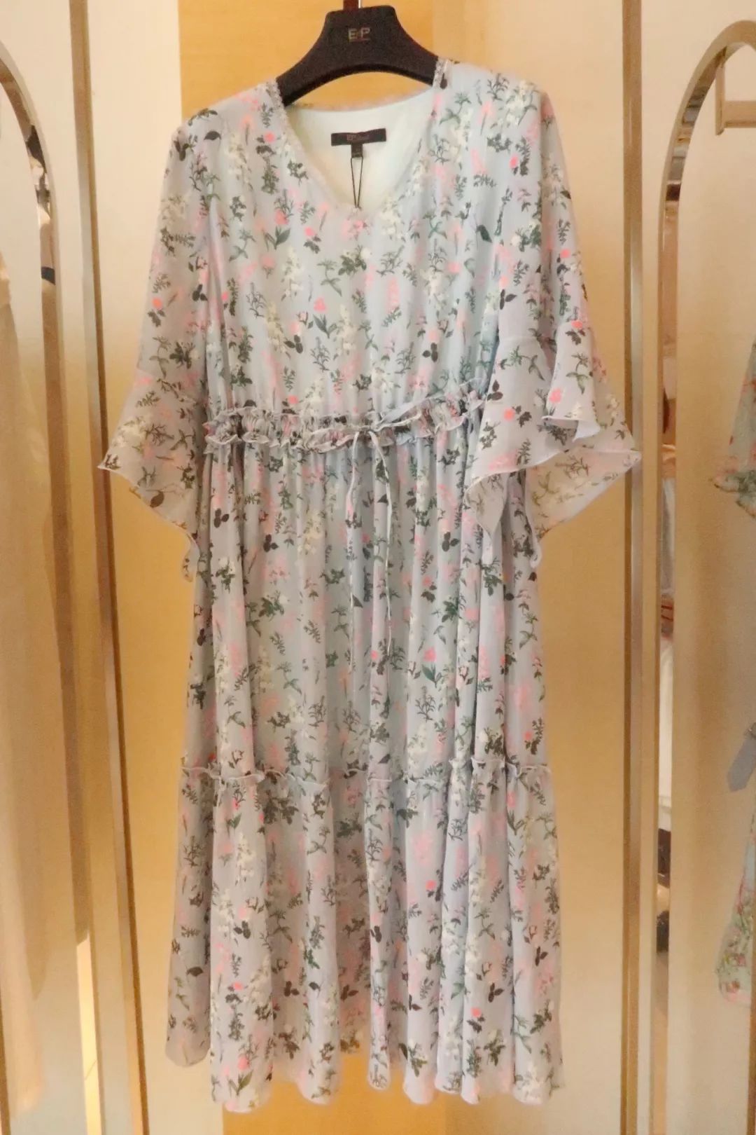 年轻姑娘霸占试衣间2小时，却只挑店里最丑的衣服试穿，还发朋友圈......