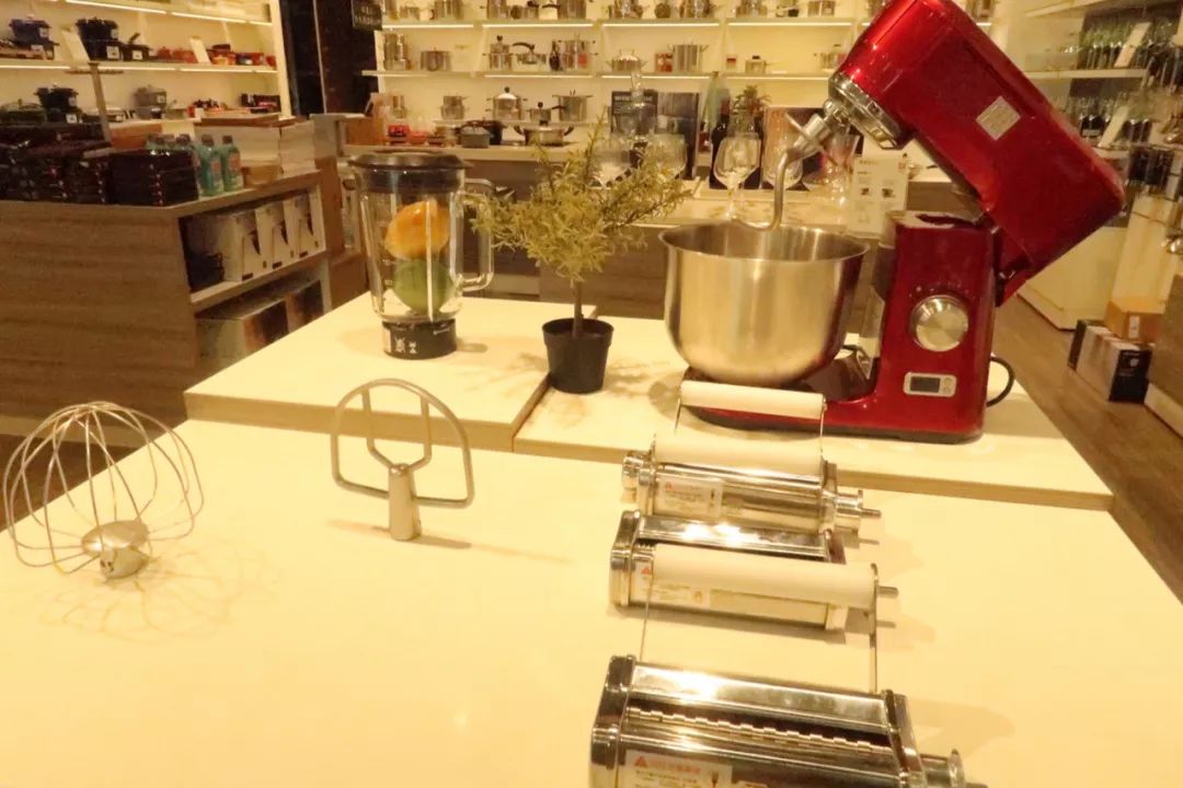 年轻姑娘霸占试衣间2小时，却只挑店里最丑的衣服试穿，还发朋友圈......