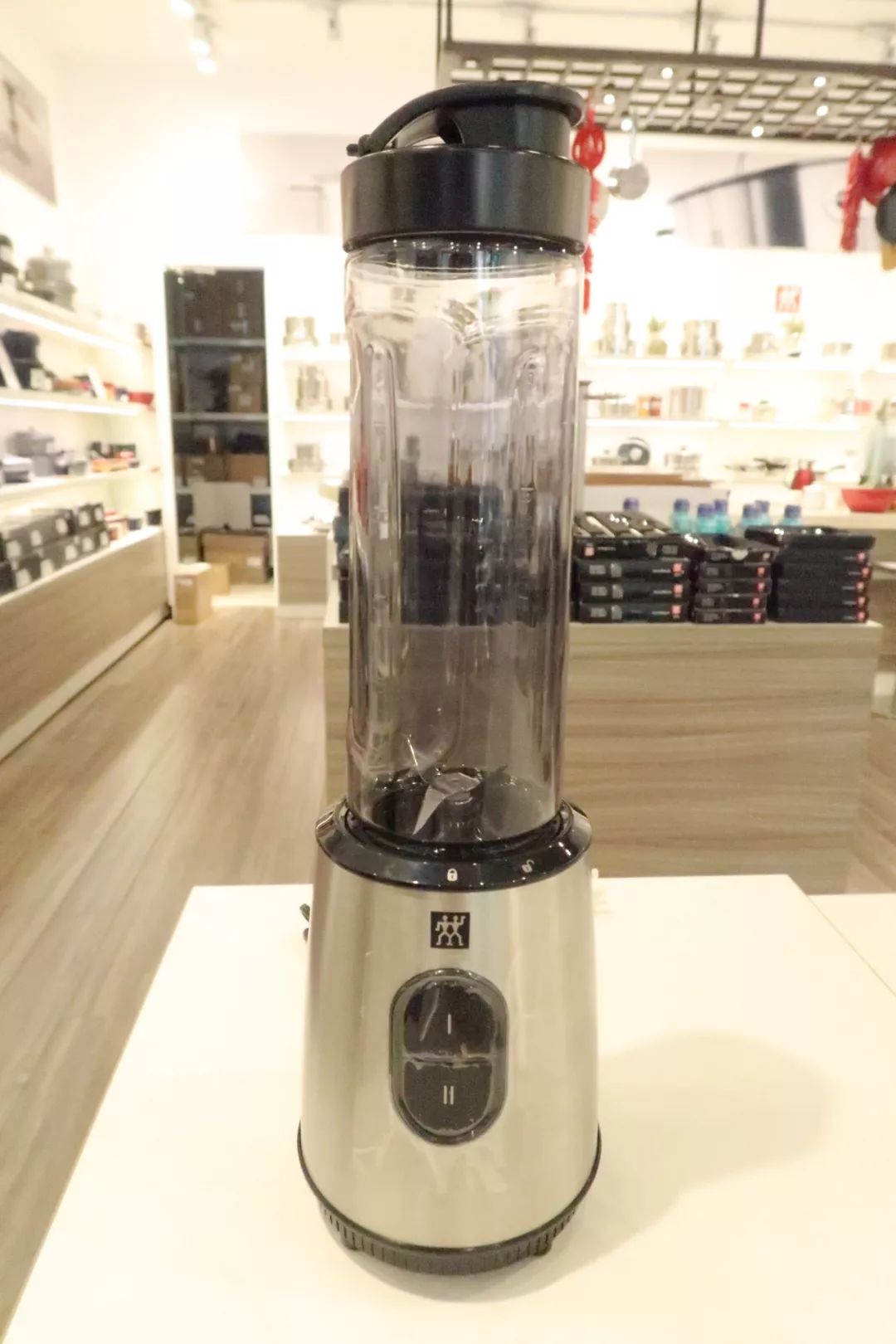 年轻姑娘霸占试衣间2小时，却只挑店里最丑的衣服试穿，还发朋友圈......