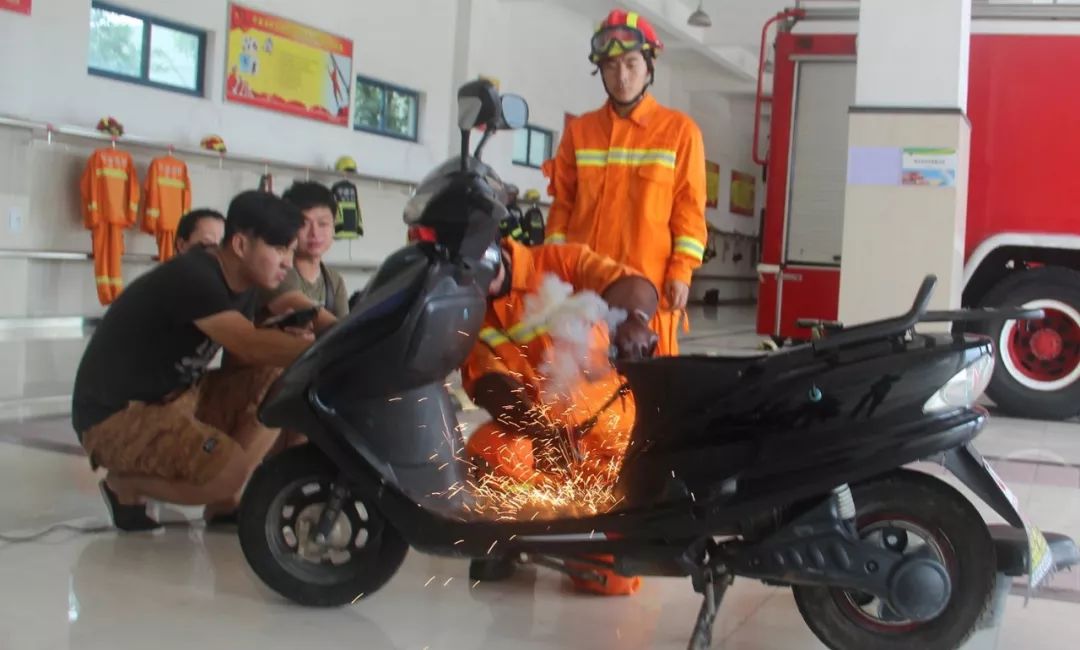 电动车爆燃的危害,电动车爆燃的威力超出想象