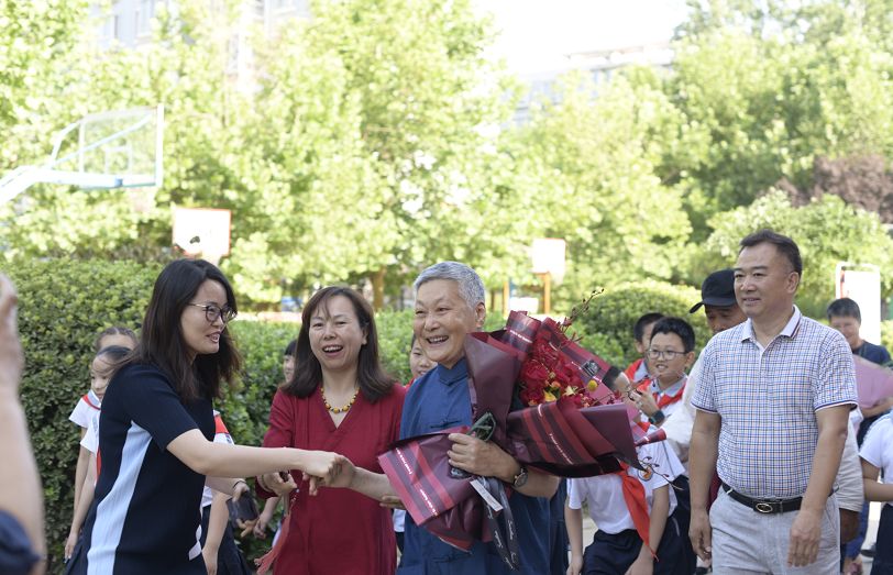 裴艳玲一行“六一”前走进校园助力金地小学首届戏曲节