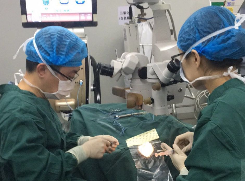 小孩眼球被戳伤怎么办,男孩眼睛被戳伤妈妈