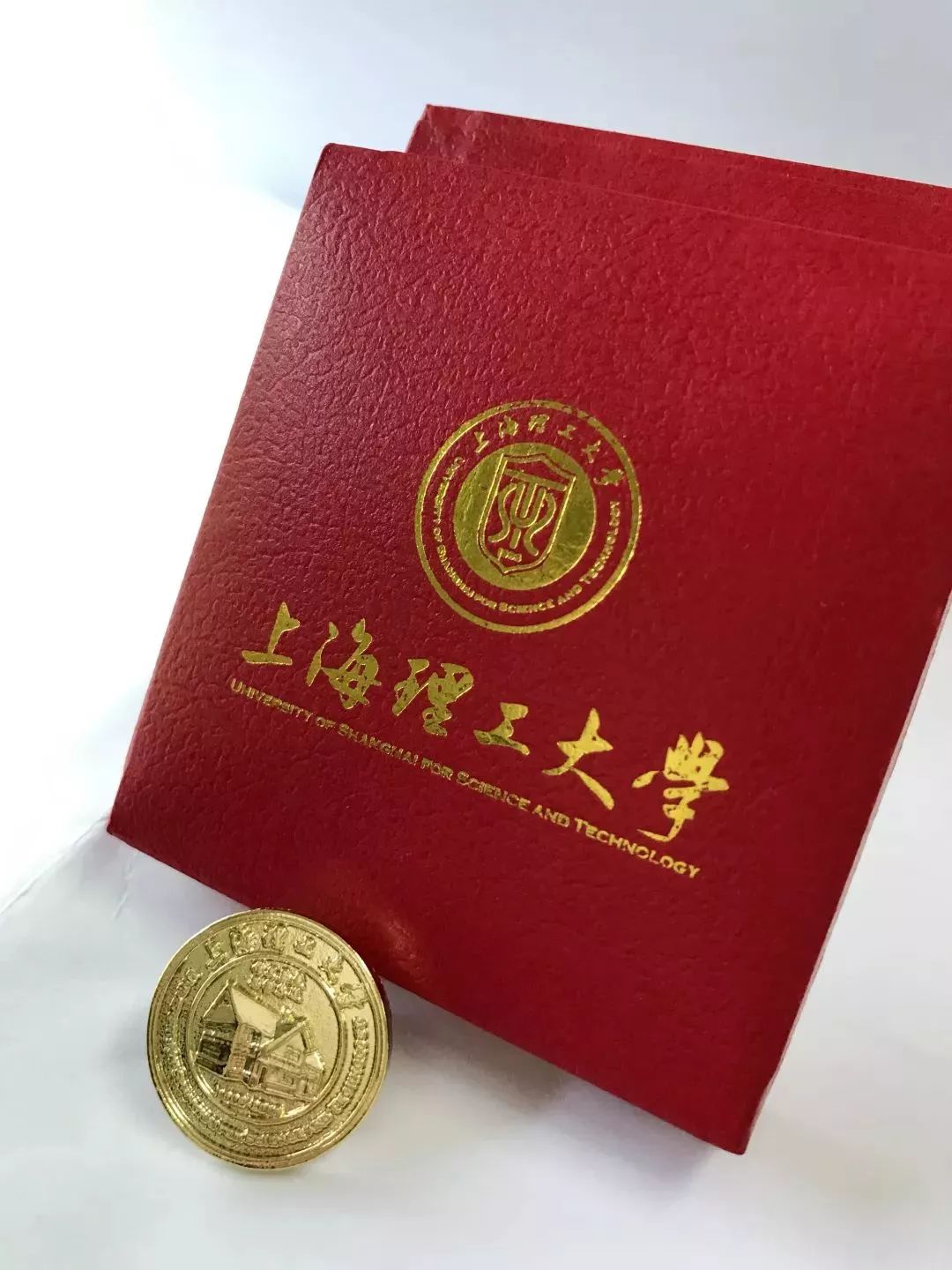 贵州一高校为毕业生定制纪念戒指,最硬核毕业送什么戒指