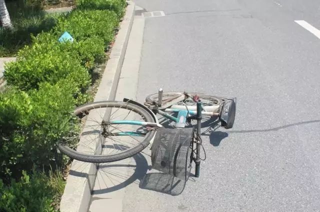 8厘米？女司机连撞3车伤1人！又是它惹的祸！