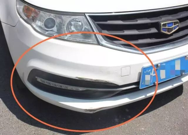 8厘米？女司机连撞3车伤1人！又是它惹的祸！