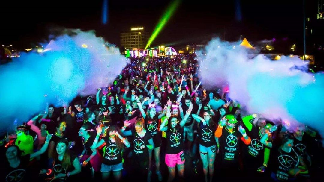 电击你的小心脏~电音泳池派对，拉开交广狂欢泼水节序幕