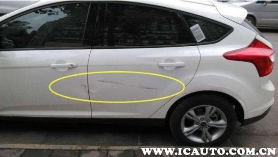 黑色汽车划痕露出底漆怎么处理,车身白色露底漆的划痕怎么修复