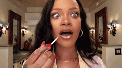 恭喜被乐坛“除名”的蕾哈娜，靠着“微商”喜提4亿