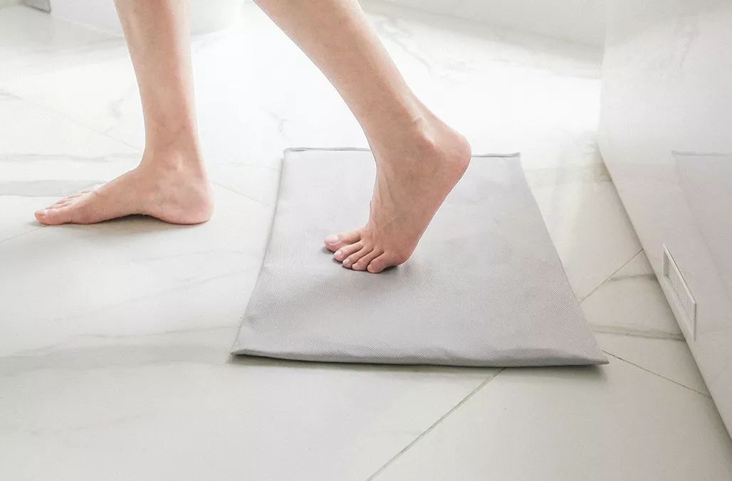 不怕水的浴室防滑地垫,吸水不粘毛地垫