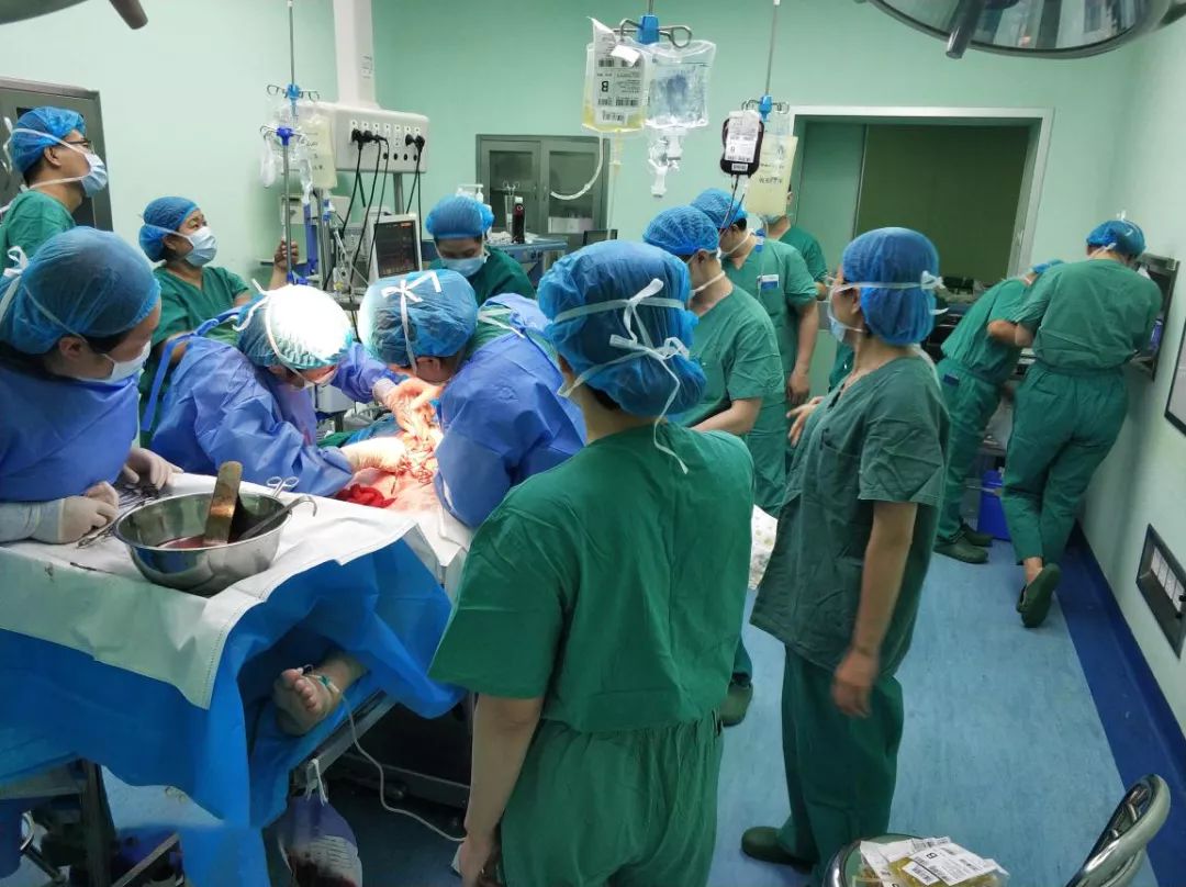 高龄孕妇突发羊水栓塞医护人员力保母婴平安