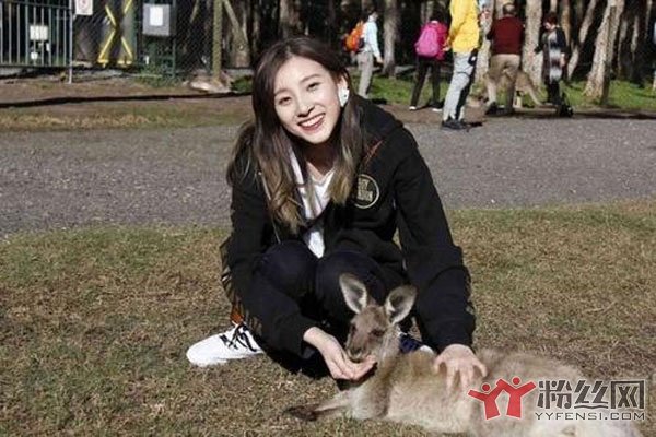 马凡舒*裤内**突然掉了泳裤掉下来了还能走完全程？