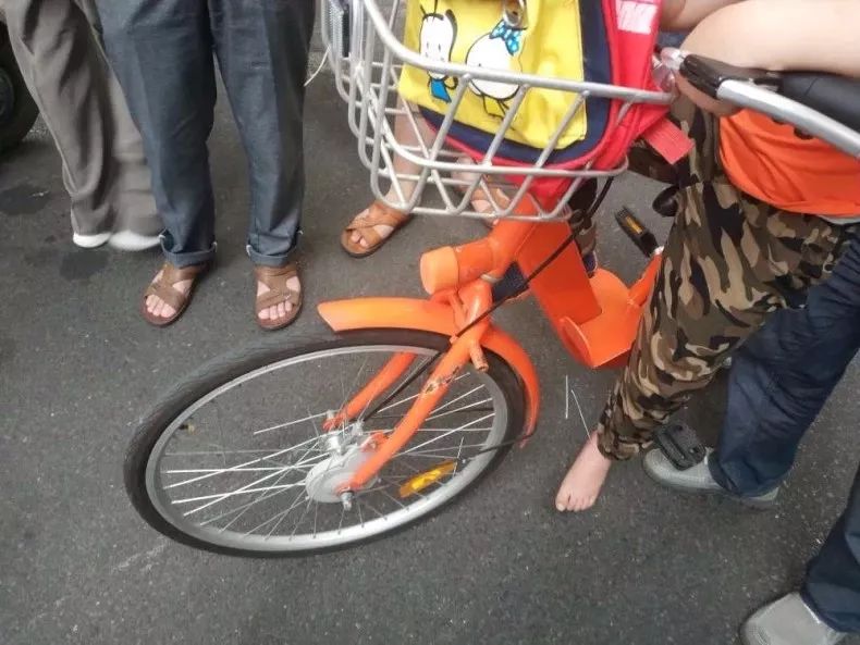 小孩脚被自行车夹断,宝宝脚被自行车夹伤图