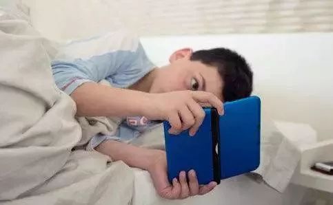 都是“补课”闹的！6岁的孩子近视600度｜正常孩子这个年龄段应该有200-300度远视