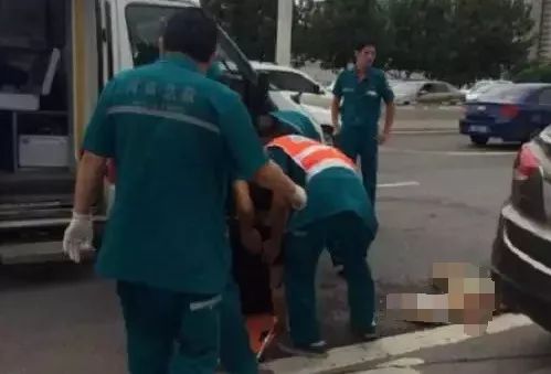 追尾婴儿被摔,急刹车小孩从后座摔下摔到头