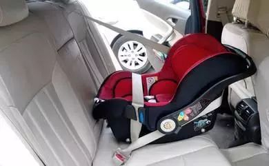 追尾婴儿被摔,急刹车小孩从后座摔下摔到头