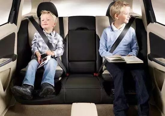 追尾婴儿被摔,急刹车小孩从后座摔下摔到头