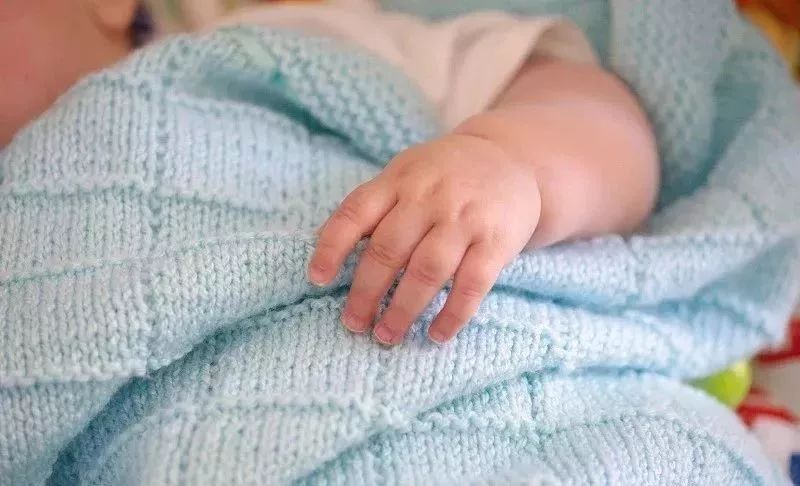 追尾婴儿被摔,急刹车小孩从后座摔下摔到头