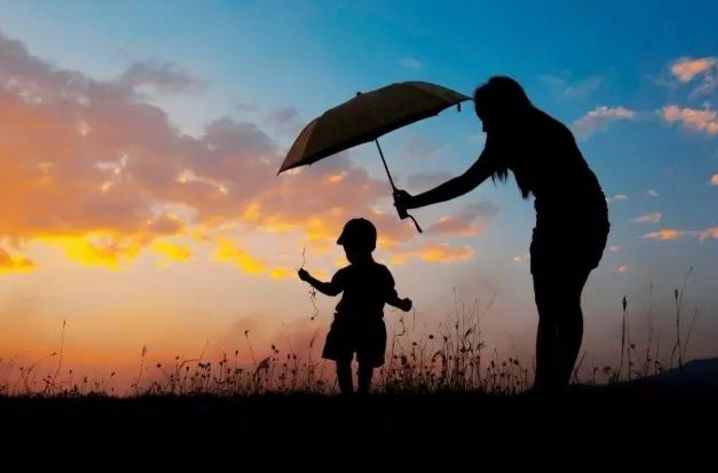 追尾婴儿被摔,急刹车小孩从后座摔下摔到头