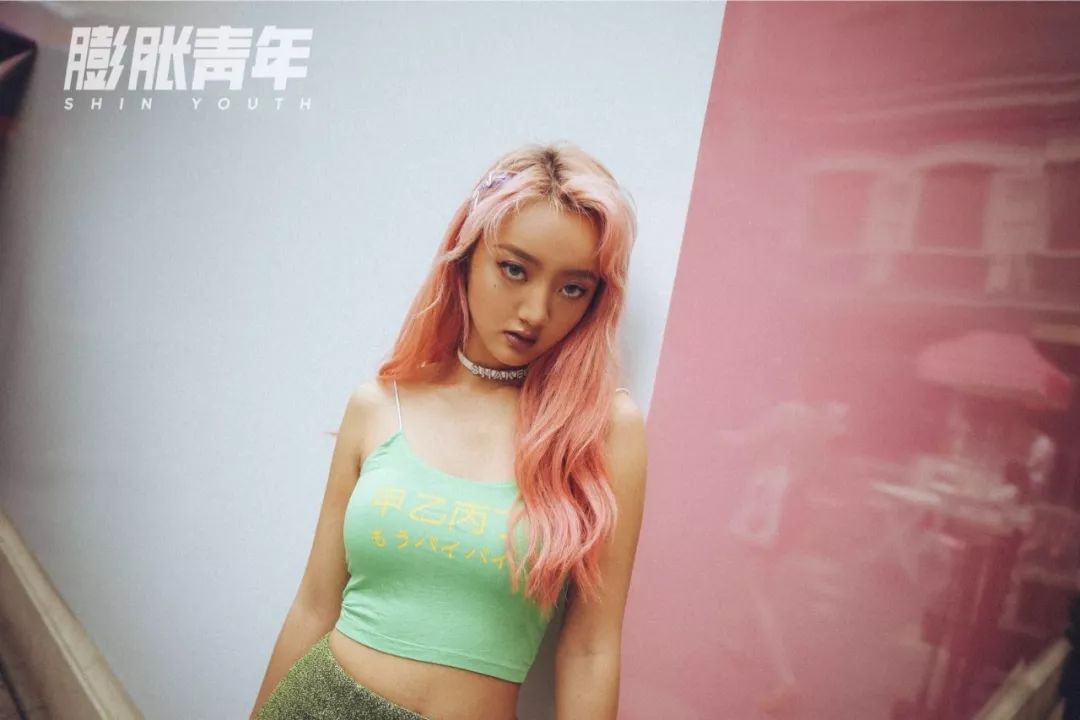 卡卡|欧美风大妞甜辣突袭～绝不退潮的糖果系穿搭攻略都在这