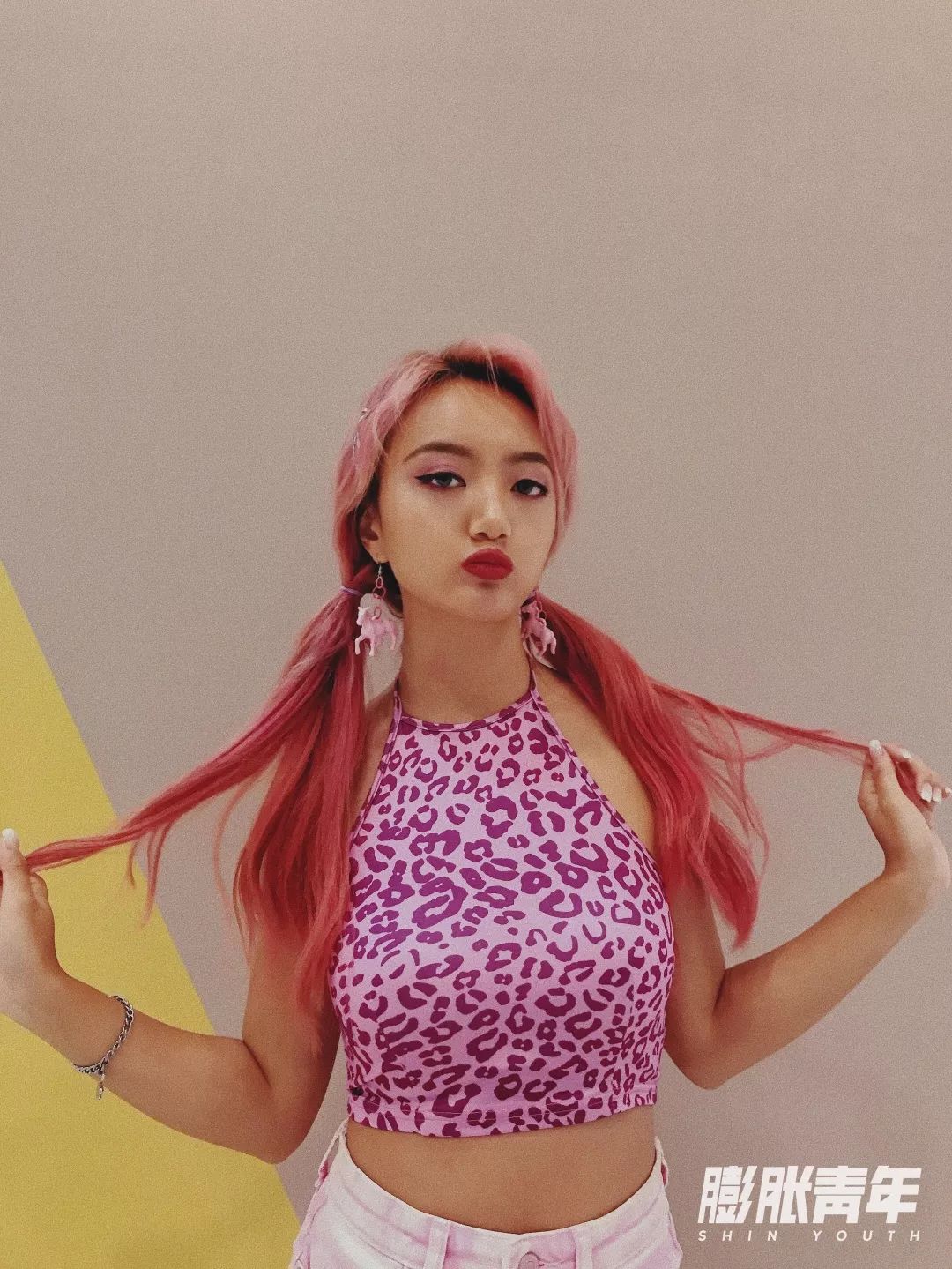 卡卡|欧美风大妞甜辣突袭～绝不退潮的糖果系穿搭攻略都在这