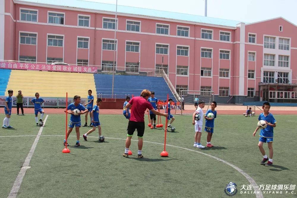 「蓝·青训」欧洲青训专家团考察万达4所基地校赞中国青训在前进