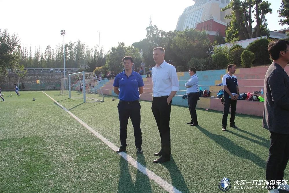 「蓝·青训」欧洲青训专家团考察万达4所基地校赞中国青训在前进