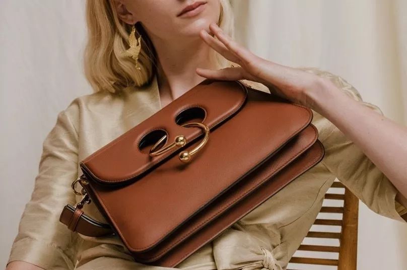 prada包包日常护理 (包包的护理方法和关注事项)