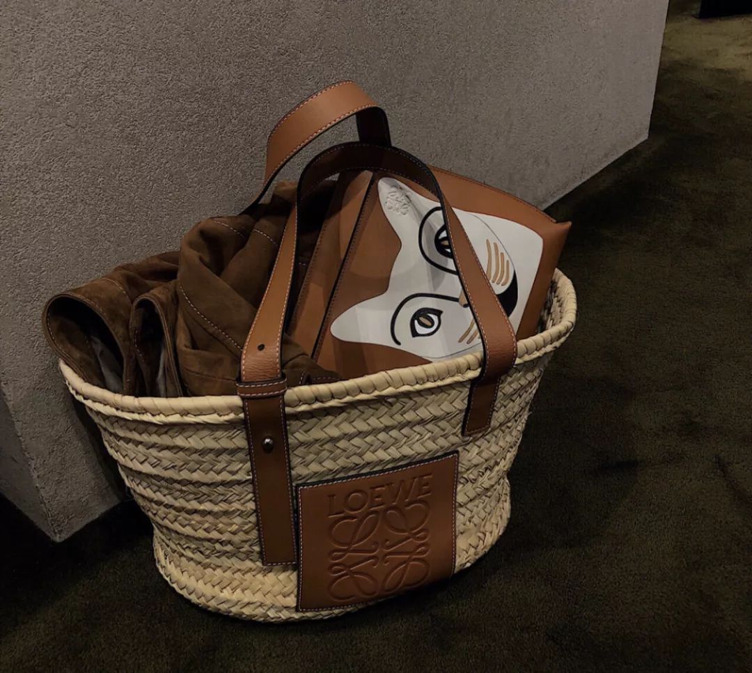 prada包包日常护理 (包包的护理方法和关注事项)