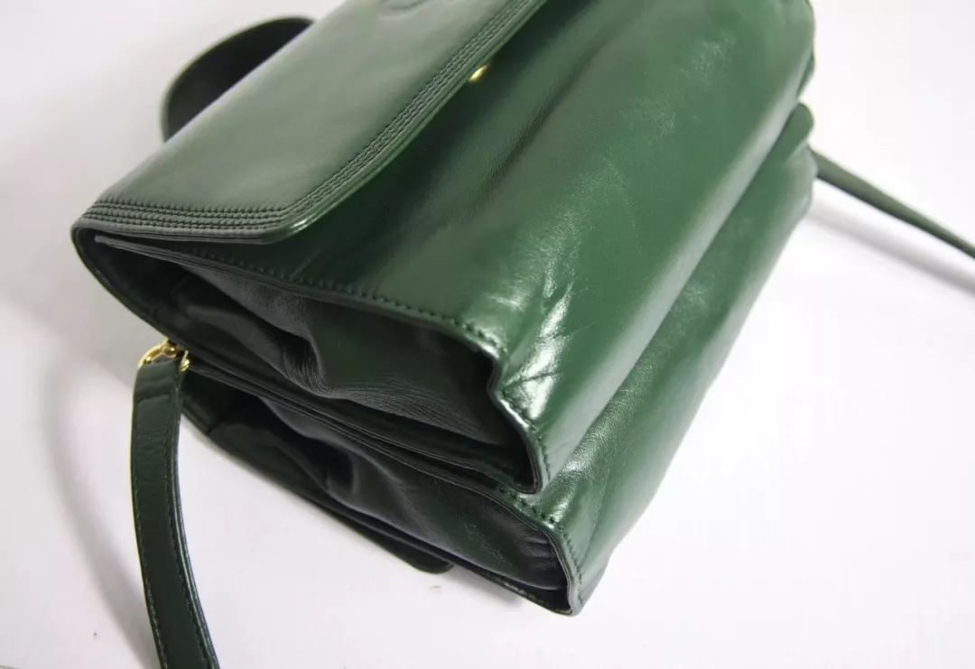 prada包包日常护理 (包包的护理方法和关注事项)