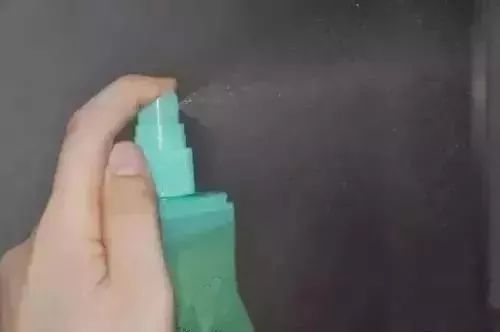 涂抹花露水引发大抢救,大量涂抹花露水会中毒吗