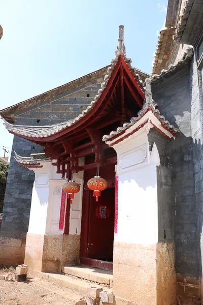 「人文宾川」古院沧桑，古树依然，这里的“花海”盛开在六月——李氏宗祠火把花