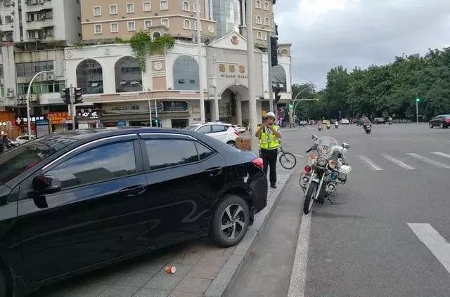 车停在格子里也抄牌罚款？中山交警：没毛病！