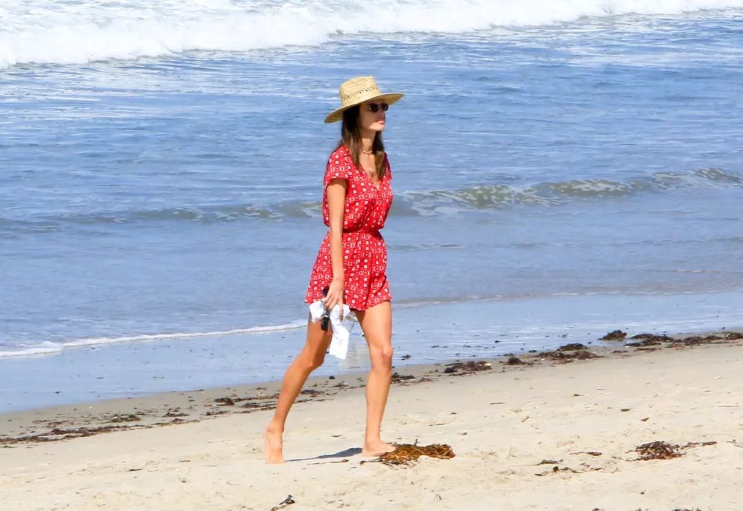 女明星的夏日旅行照,中国女明星穿夏日泳装秀