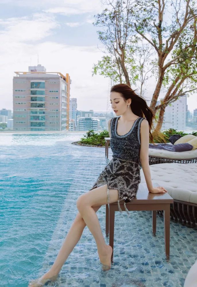 女明星的夏日旅行照,中国女明星穿夏日泳装秀