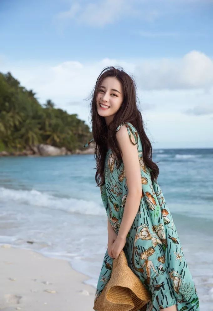 女明星的夏日旅行照,中国女明星穿夏日泳装秀
