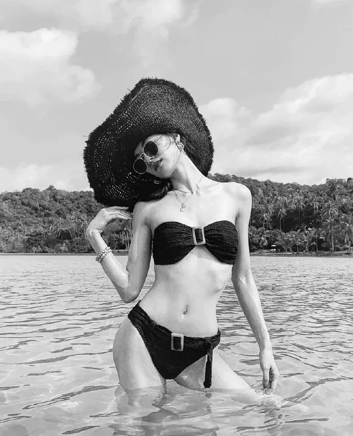 女明星的夏日旅行照,中国女明星穿夏日泳装秀