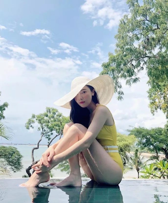 女明星的夏日旅行照,中国女明星穿夏日泳装秀