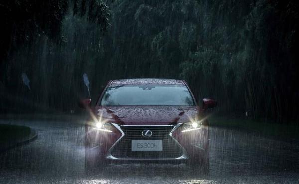 遇暴雨天气车辆应该开启什么功能,暴雨天气开车把什么关掉