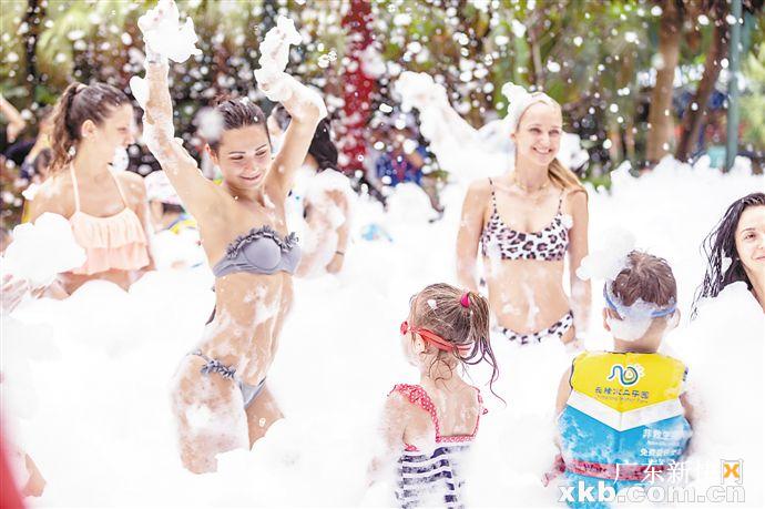 长隆水上乐园玩水视频音乐,夏天长隆水上乐园玩滑梯