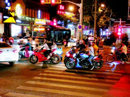 “炸街*党**”深夜出没嚣张扰民摩配店非法改装推波助澜