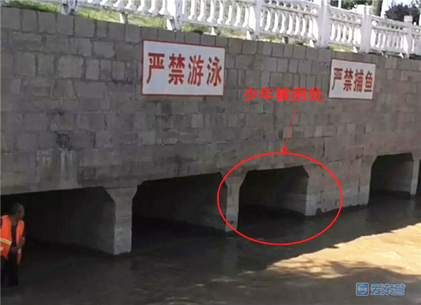 惊险防火解救因暴雨被困急流男子,少年身陷泥坑防火紧急救援