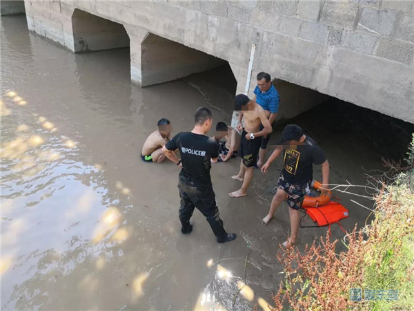 惊险防火解救因暴雨被困急流男子,少年身陷泥坑防火紧急救援