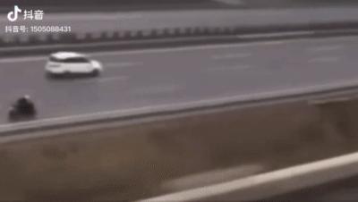 河南郑州飙车高速追高铁,郑州网红摩托车追高铁