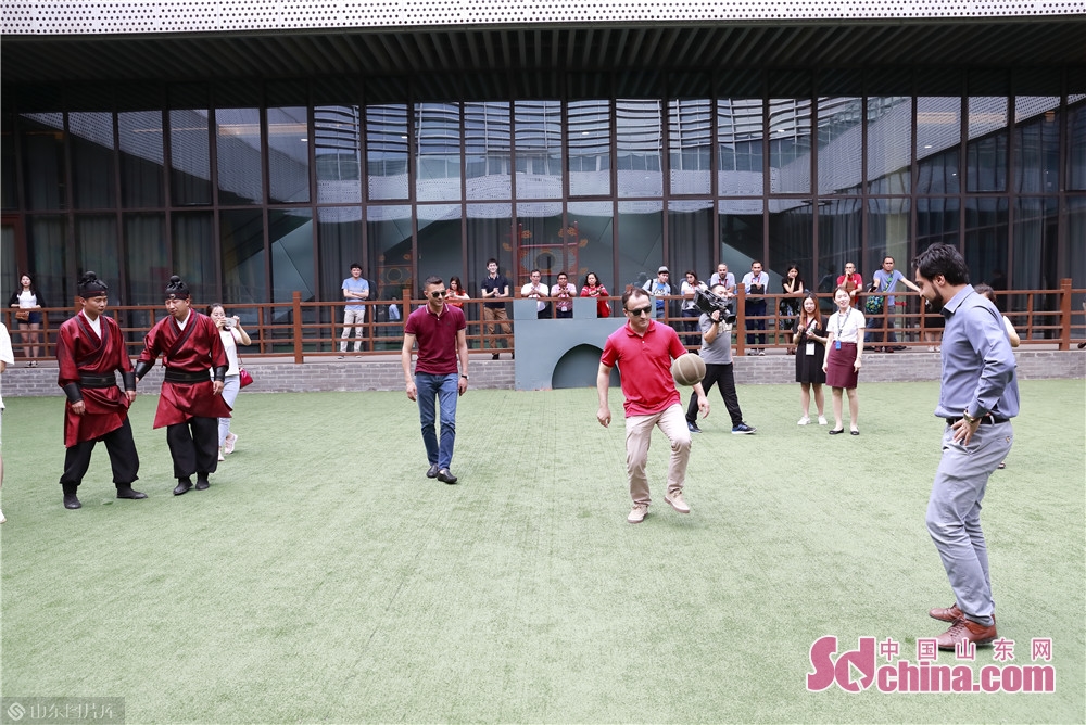 欧亚国家新闻官员与记者“穿越”古代玩转蹴鞠