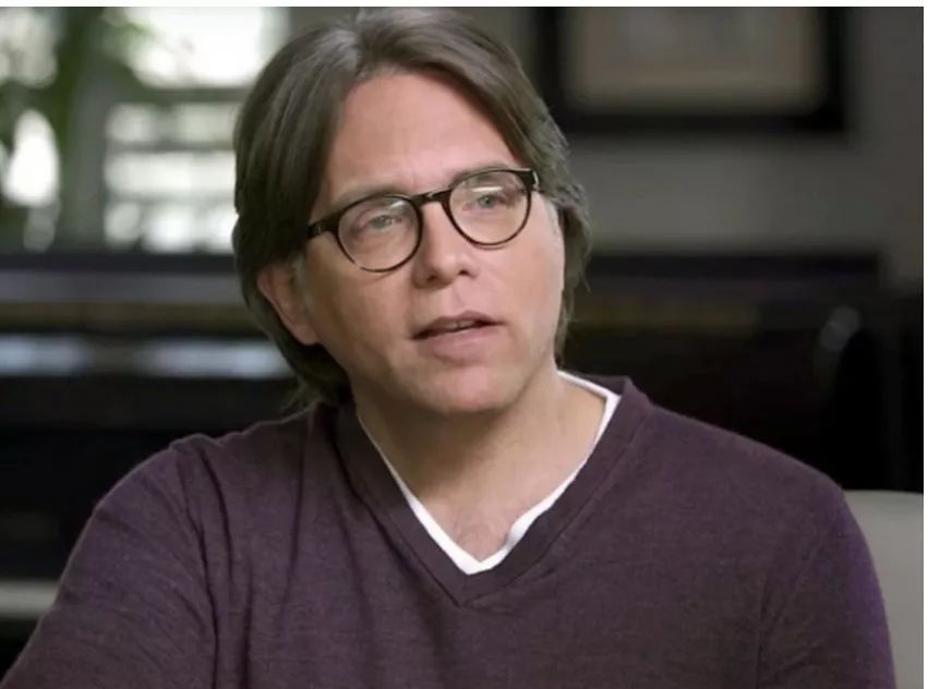 女星加入“*爱性***教邪**”，被迫上传裸照、身上烙印…奴役她们的*教邪**魔头终于要被判刑了！